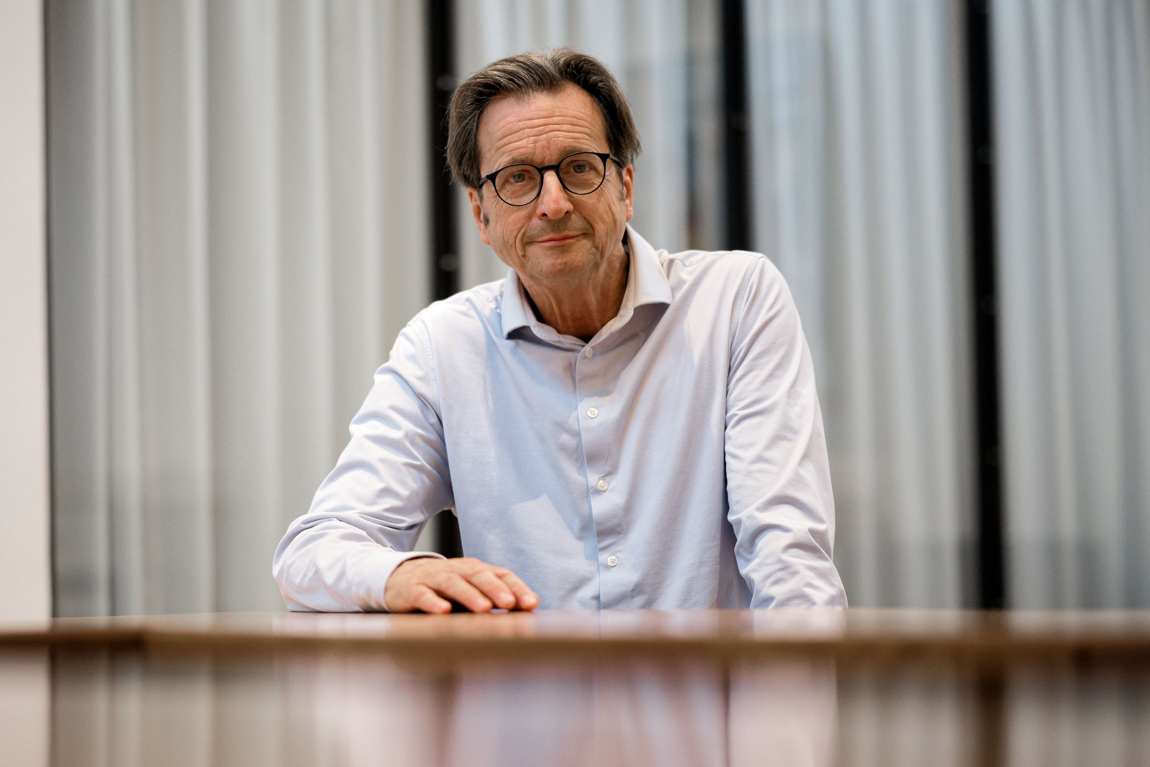 Rheingold-Gründer Stephan Grünewald sitzt bei einem Interview am Tisch.