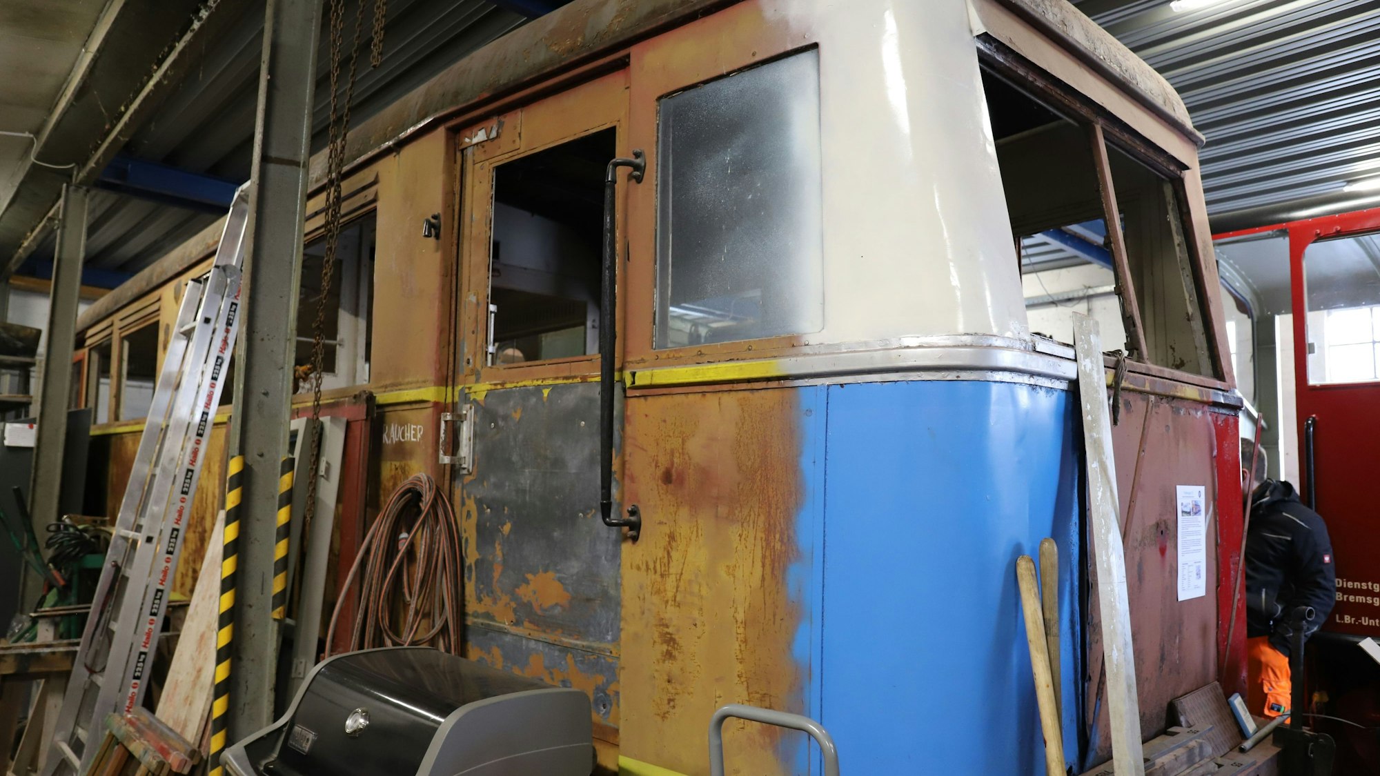 Der Triebwagen T 2 ist exakt der, der 1940 bei einem Hochwasser in die Bröl stürzte.