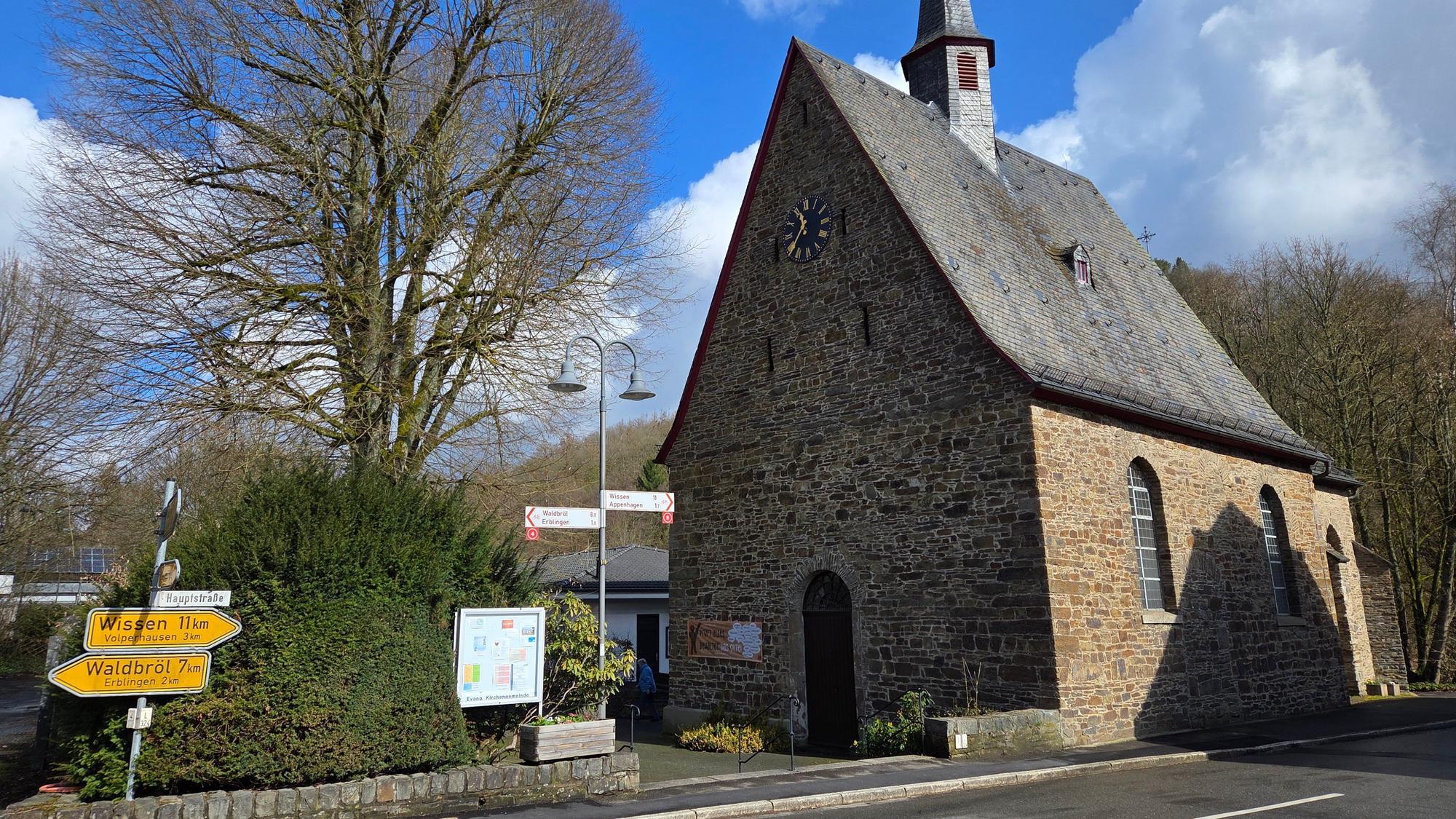 An der evangelischen Kirche beginnt in Morsbach-Holpe der neue Geschichtslehrpfad. Am Samstag, 25. April 2026, wird dieser offiziell eingeweiht.