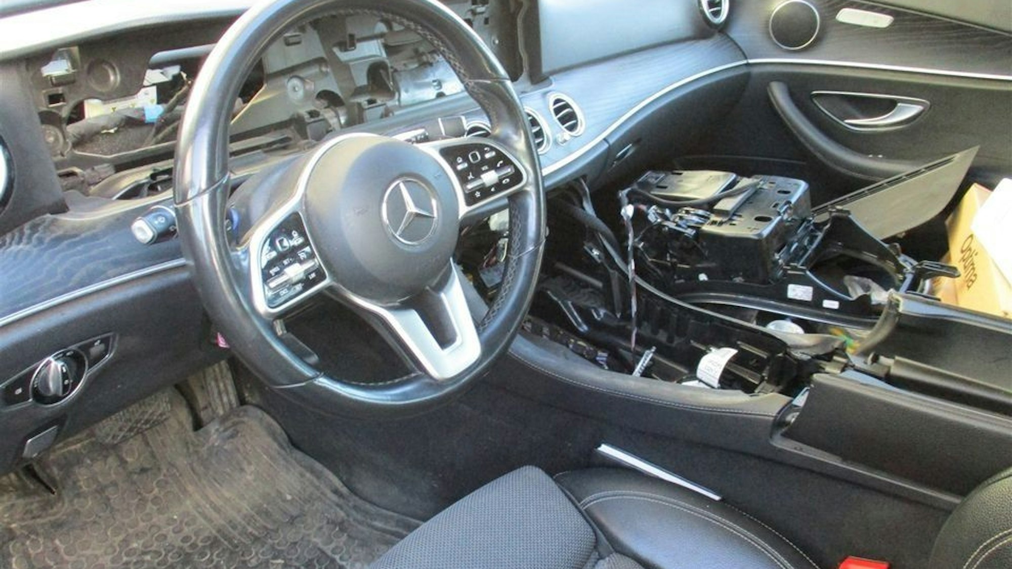 Aufgebrochener Mercedes in Odenthal mit ausgebautem Armaturenbrett.