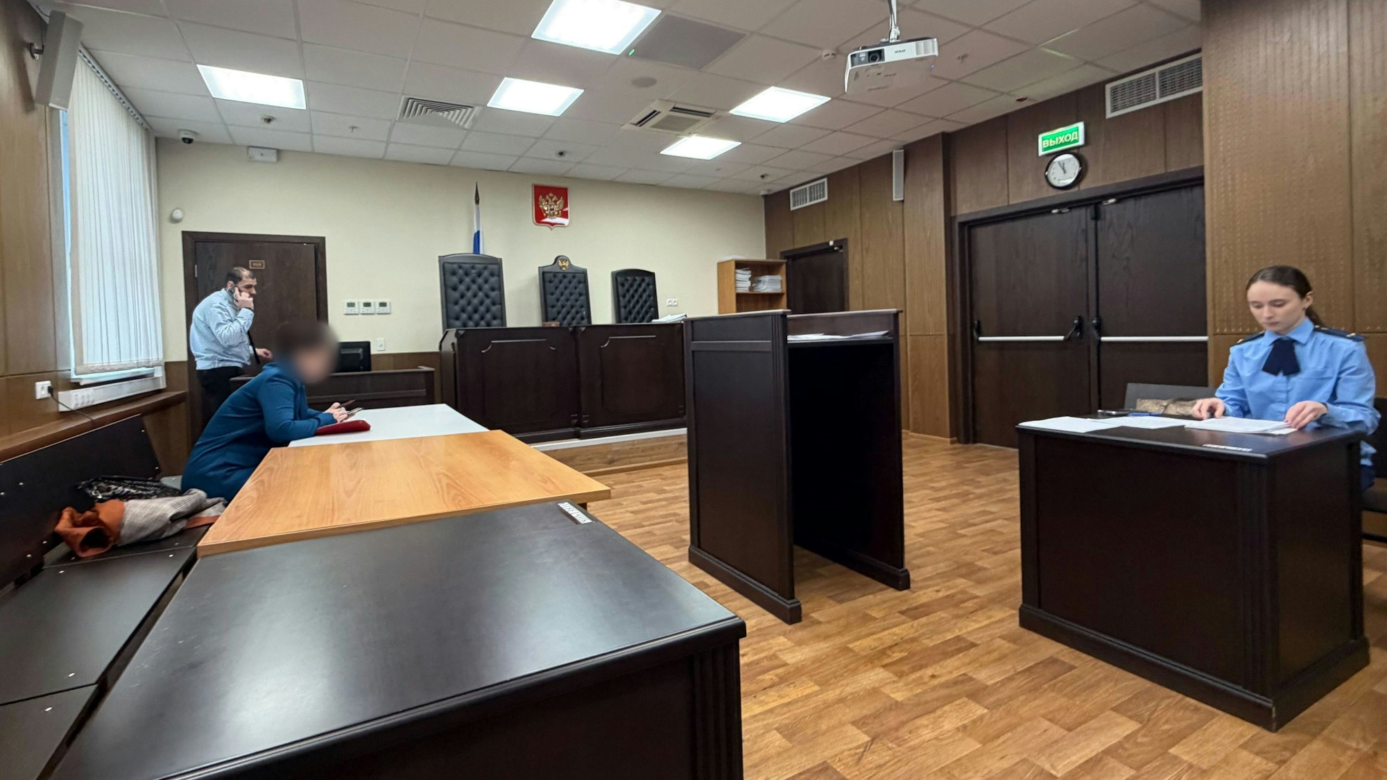 Moskau: Im Gerichtssaal sitzt am 2. April rechts die Staatsanwältin vor Start der fortgesetzten Verhandlung des Prozesses gegen Jacques Tilly.