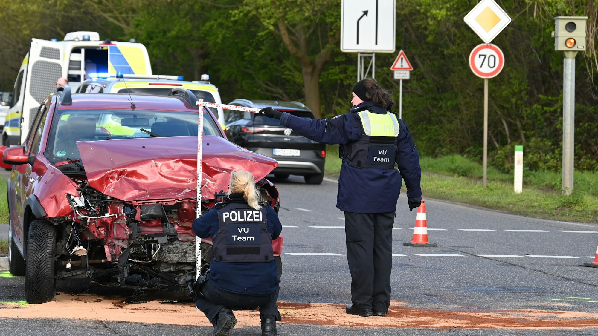 Das Bild zeigt Polizeibeamte an der Unfallstelle.