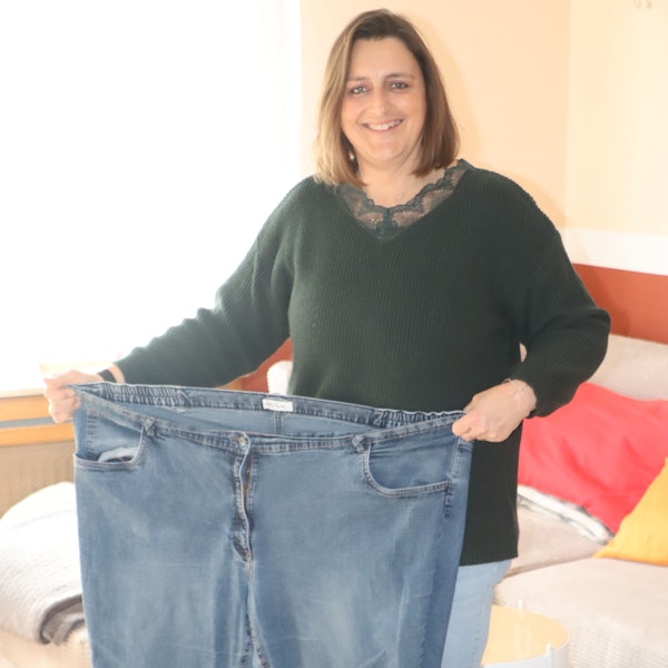 Eine Frau hält eine Hose.