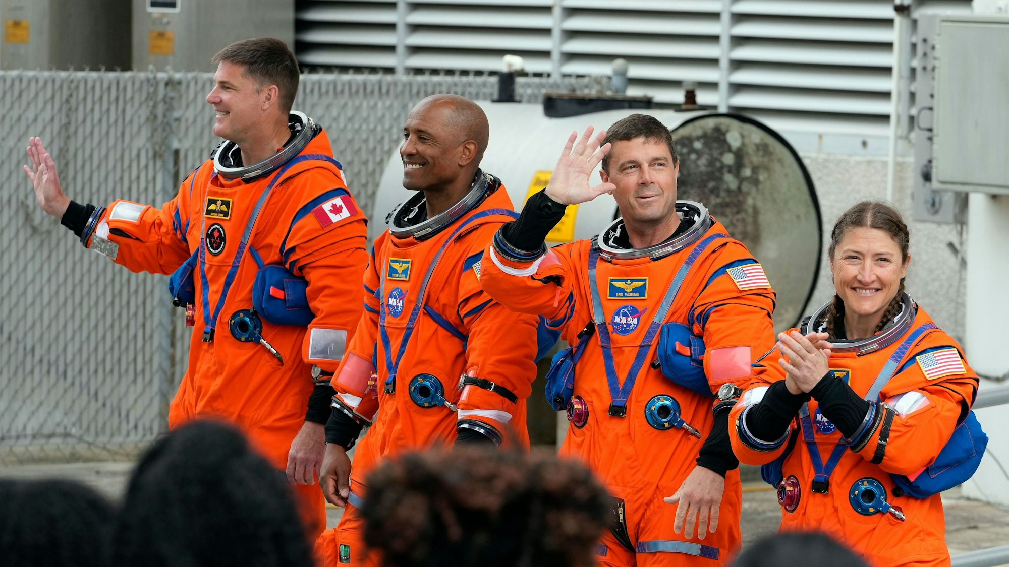 Die Astronauten (l-r) Jeremy Hansen aus Kanada, Pilot Victor Glover, kommandant Reid Wiseman und Missionsspezialistin Christina Koch verlassen das Operations- und Checkout-Gebäude auf dem Weg zur Startrampe 39-B und zum geplanten Start der Artermis 2-Mondrakete der NASA.