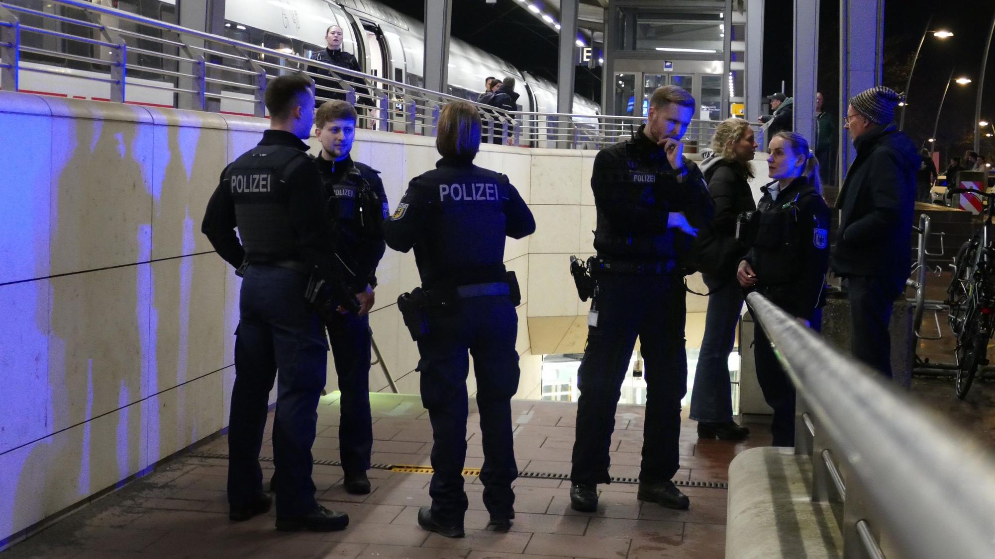 Polizistinnen und Polizisten sicherten den Bahnhof.