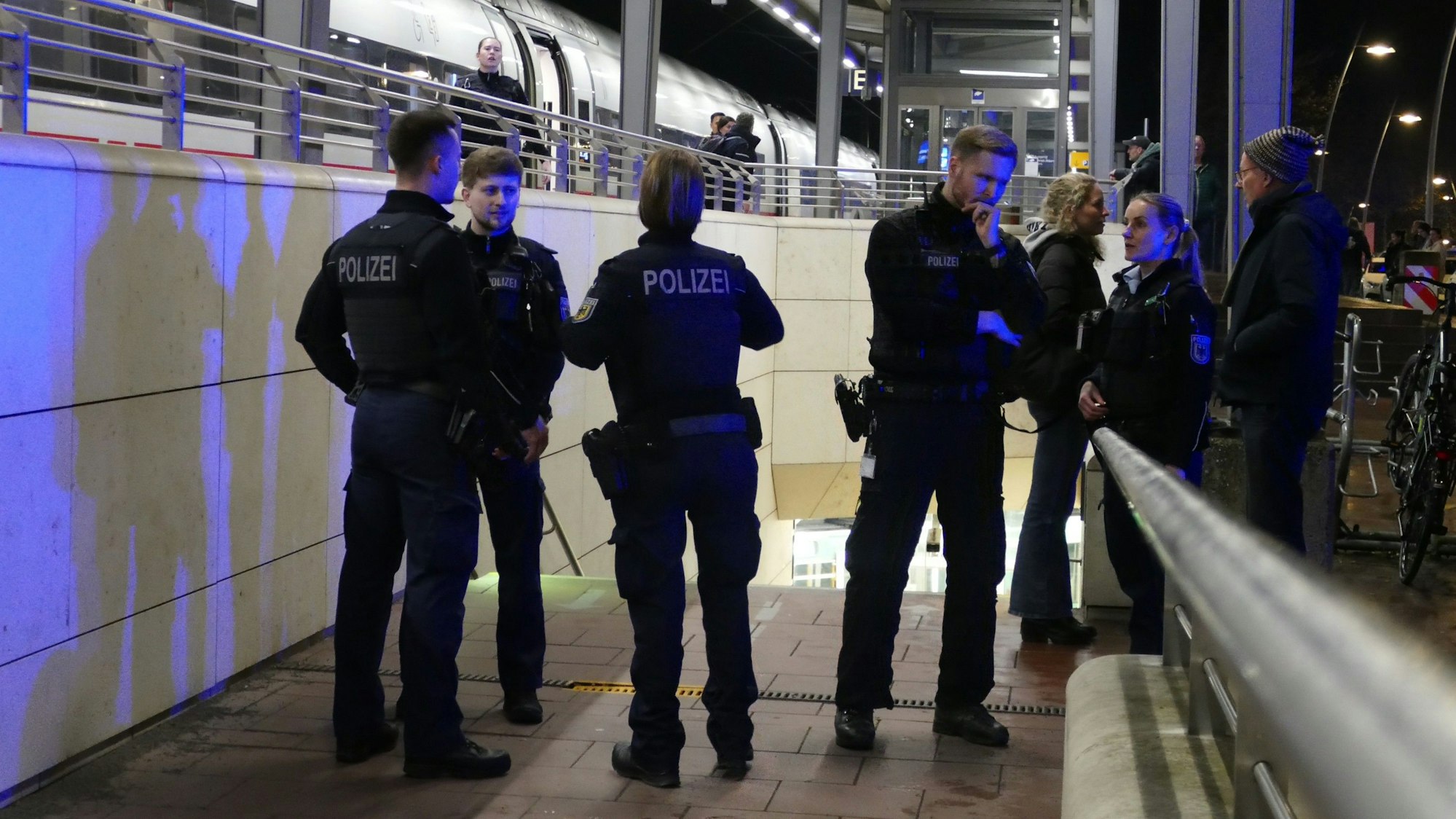 Polizistinnen und Polizisten sicherten den Bahnhof.