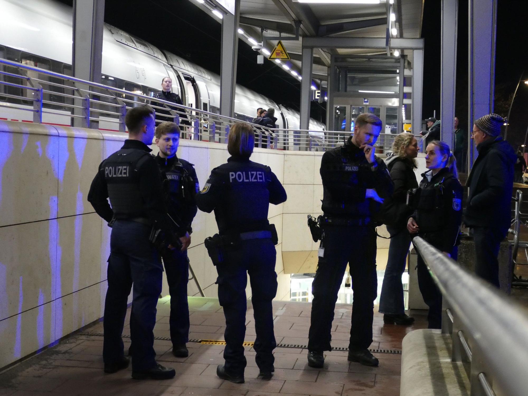 Polizeikräfte sicherten den Bahnhof.