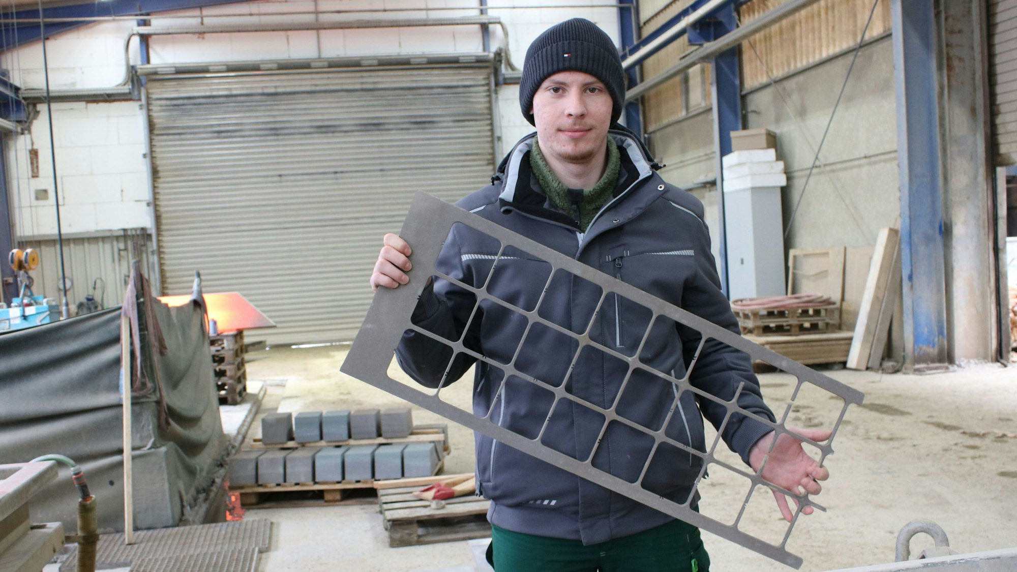 Max Gideon mit einer Ausstanz-Schablone.