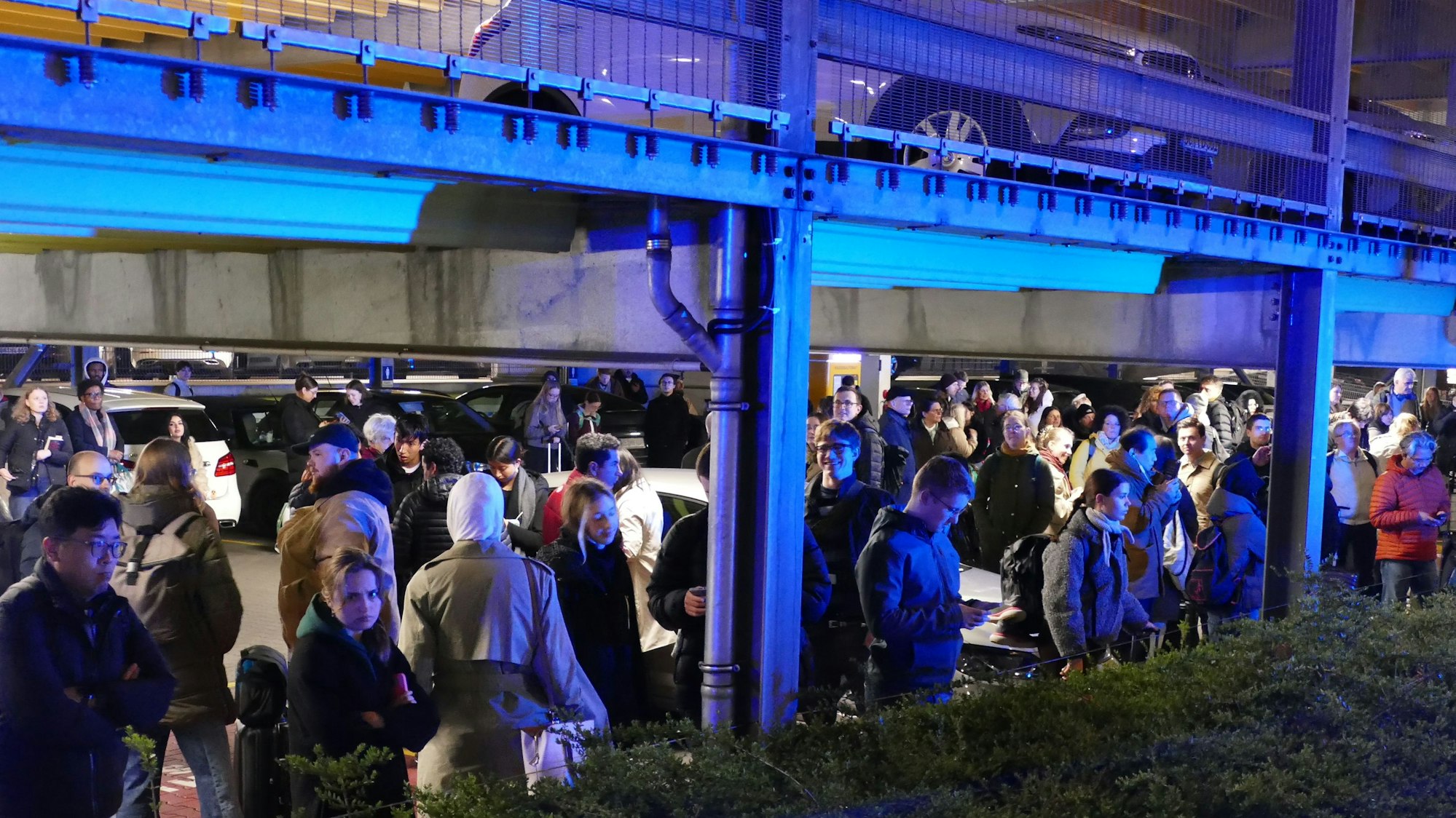Die Fahrgäste des geräumten ICE-Zuges wurden in ein Parkhaus am Siegburger Bahnhof gebracht.