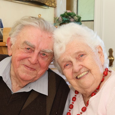 Inge und Hans Henrici neigen die Köpfe zueinander.