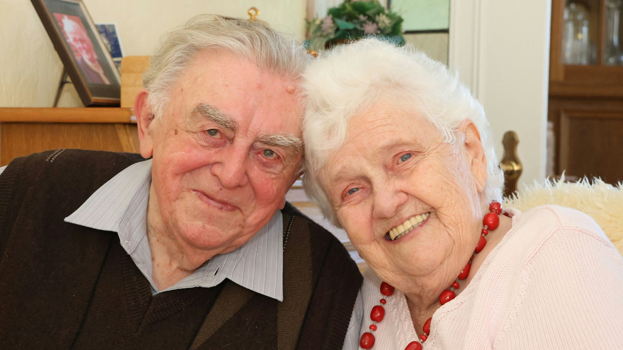 Inge und Hans Henrici neigen die Köpfe zueinander.