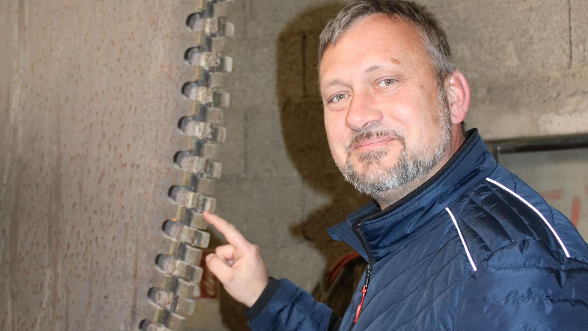 Ein Mann an einer Kreissäge.