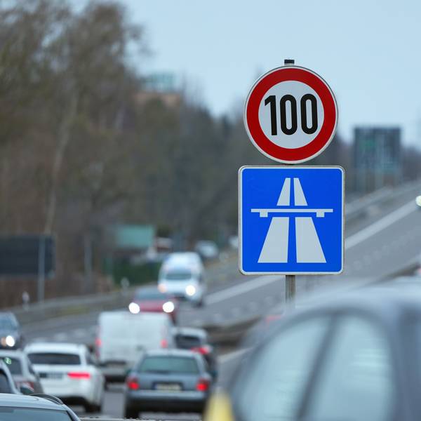 Berlin: Ein Schild am Fahrbahnrand der Autobahn A 114 zeigt die Geschwindigkeitsbegrenzung auf Tempo 100 an.+