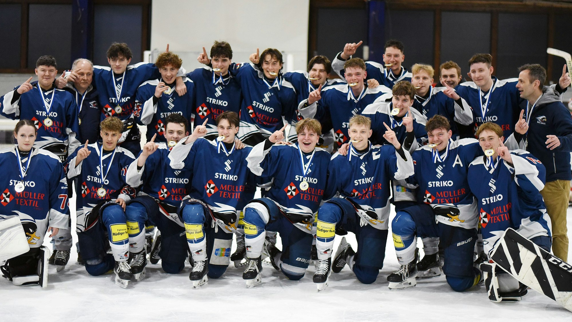 Gruppenfoto der Meistermannschaft mit Trainer und Betreuer.