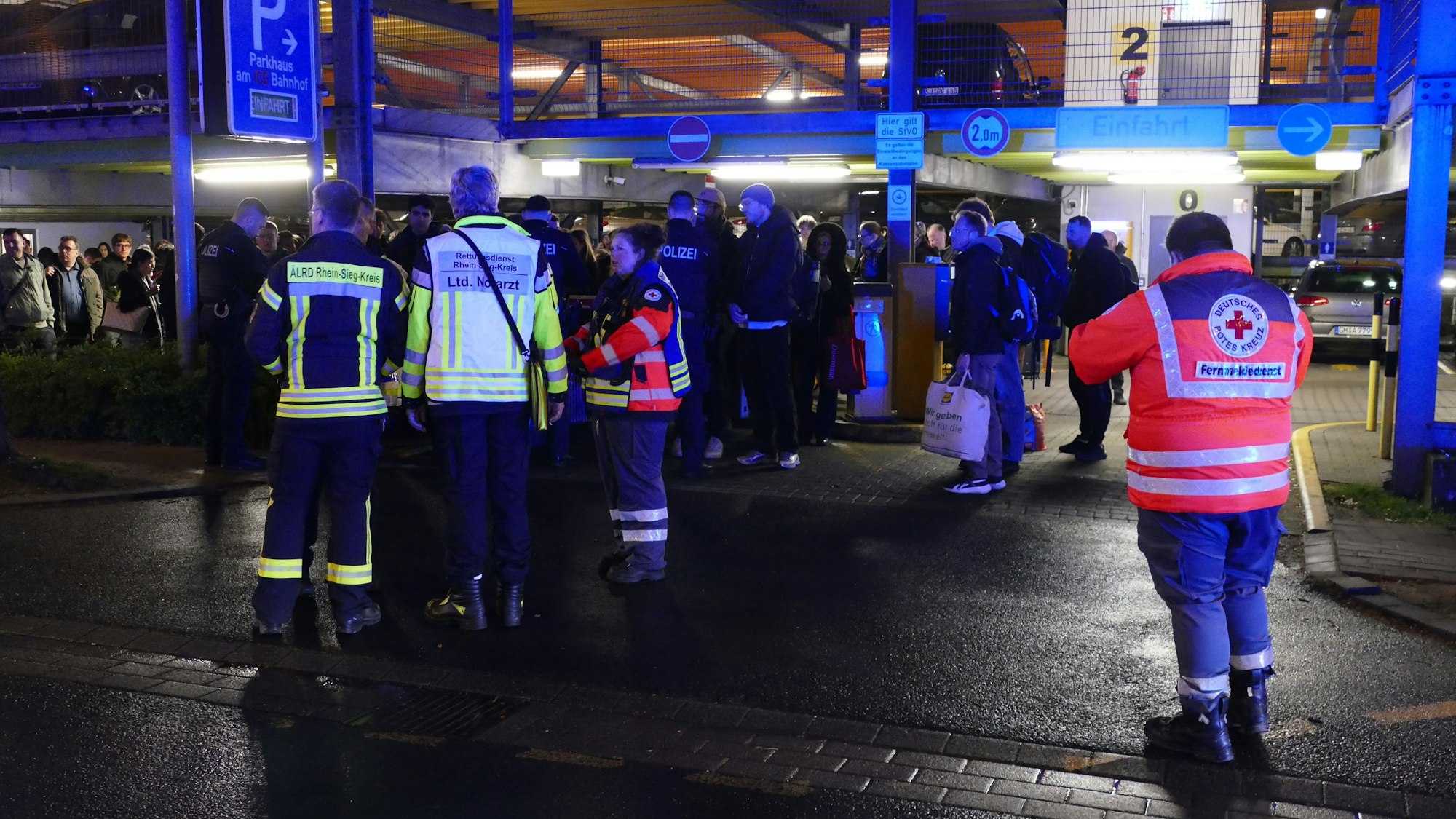 Rettungskräfte betreuten die Passagiere.
