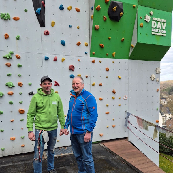 DAV-Jugendreferent Marcus Mau (l.) und der Vorsitzende Manfred Blanke stehen vor der Kletterwand am Sektionshaus in Gummersbach.