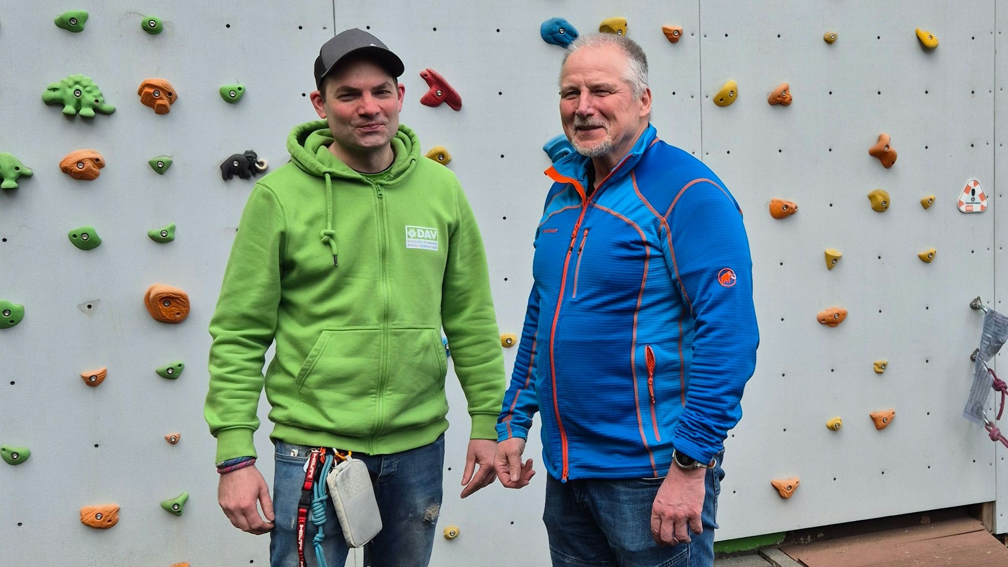 DAV-Jugendreferent Marcus Mau (l.) und der Vorsitzende Manfred Blanke stehen vor der Kletterwand am Sektionshaus in Gummersbach.