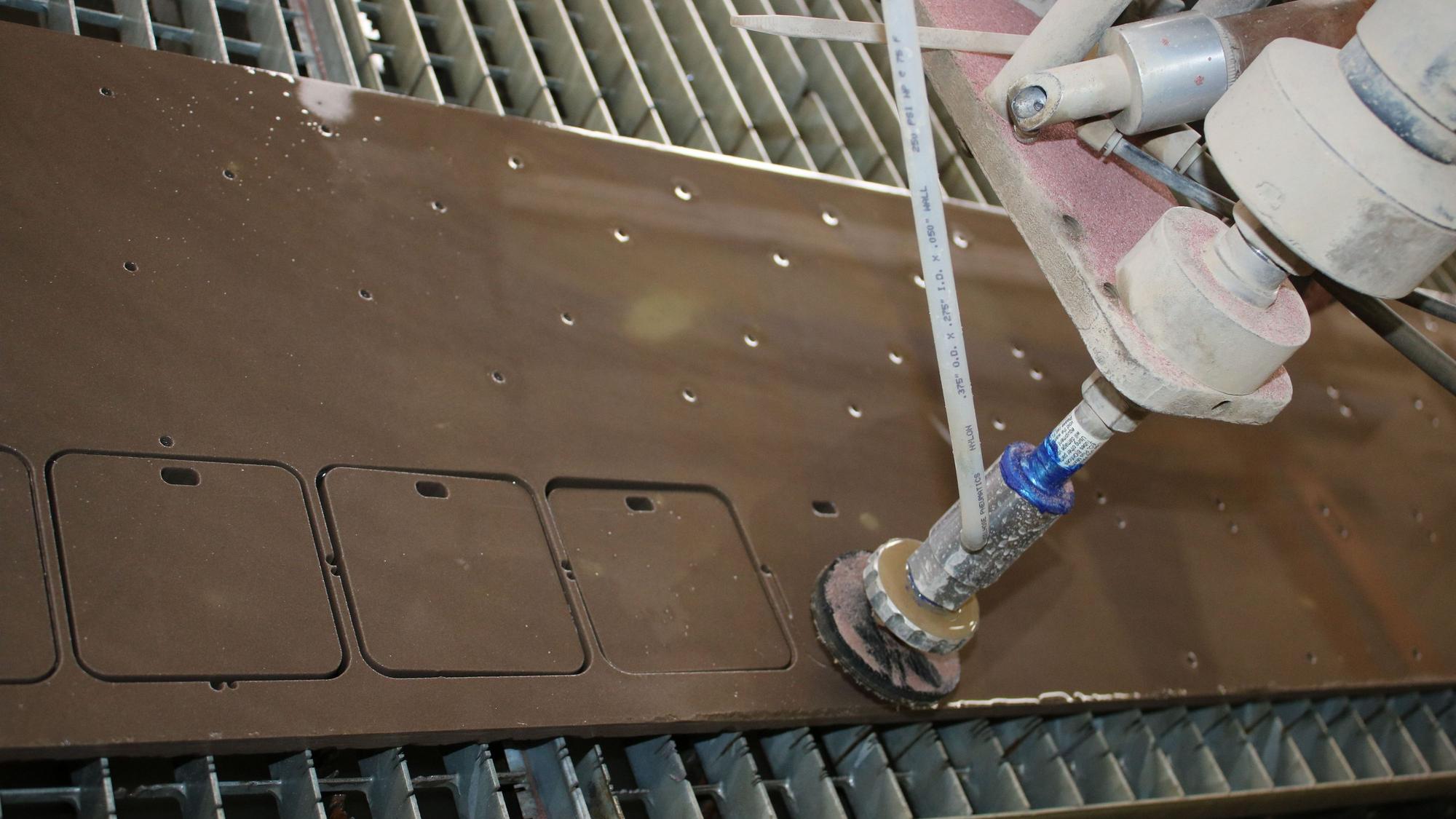 Medaillen werden mit rund 4000 bar Druck aus einer Steinplatte geschossen.