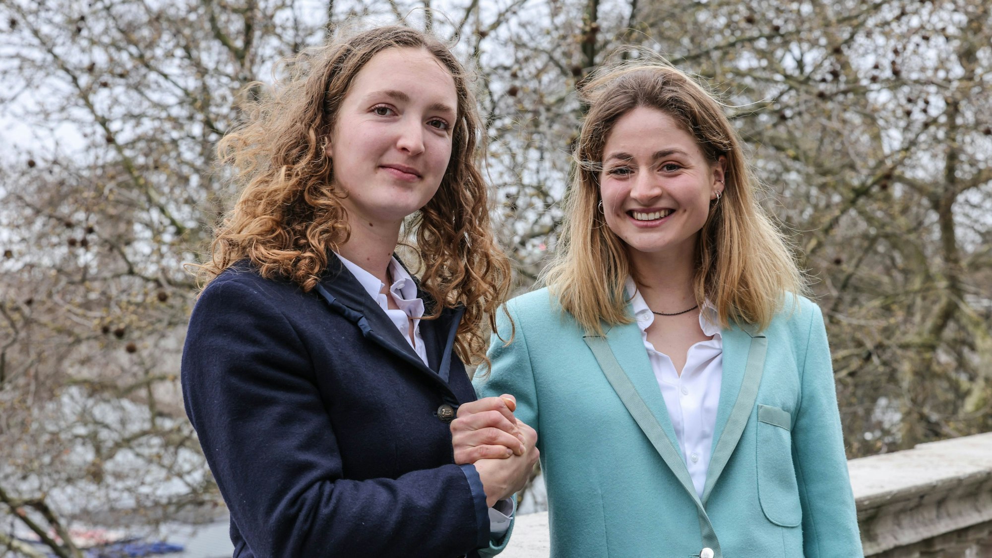 Lilli und Mia Freischem posieren auf einer Brücke auf der Themse.