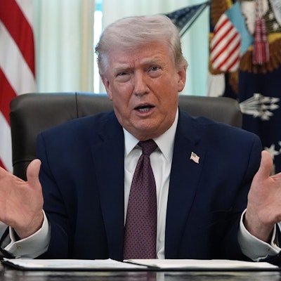 US-Präsident Donald Trump spricht im Oval Office des Weißen Hauses, bevor er in Washington eine Durchführungsverordnung unterzeichnet.