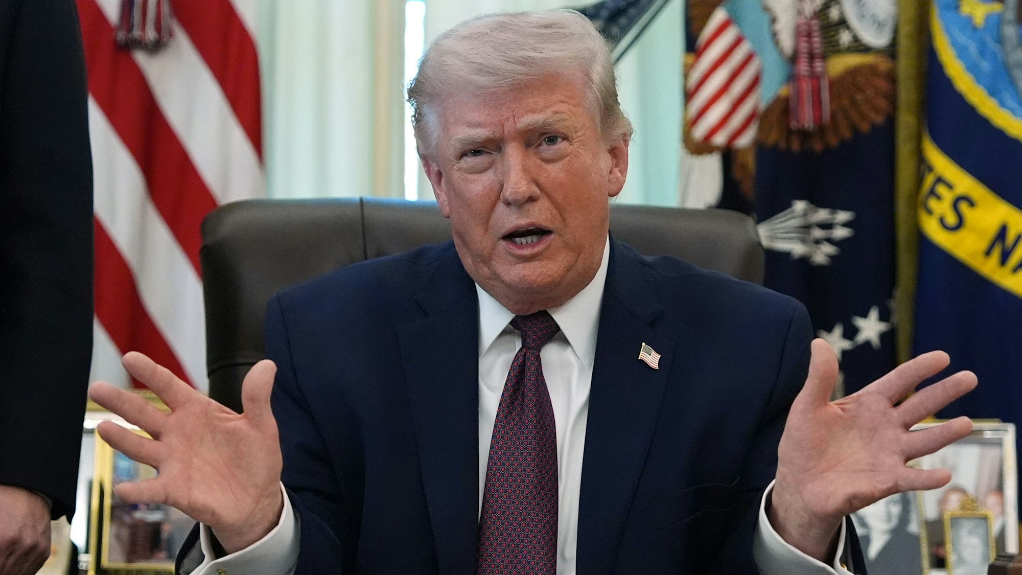 US-Präsident Donald Trump spricht im Oval Office des Weißen Hauses, bevor er in Washington eine Durchführungsverordnung unterzeichnet.