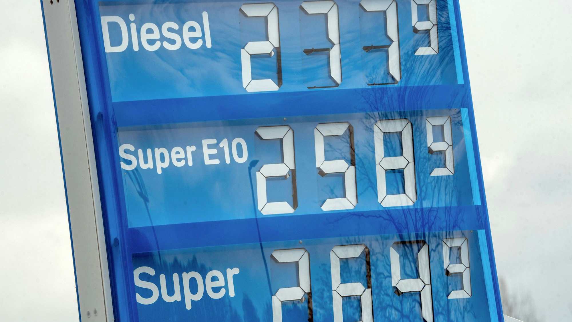 Tankstellenanzeigetafel mit Kraftstoffpreisen