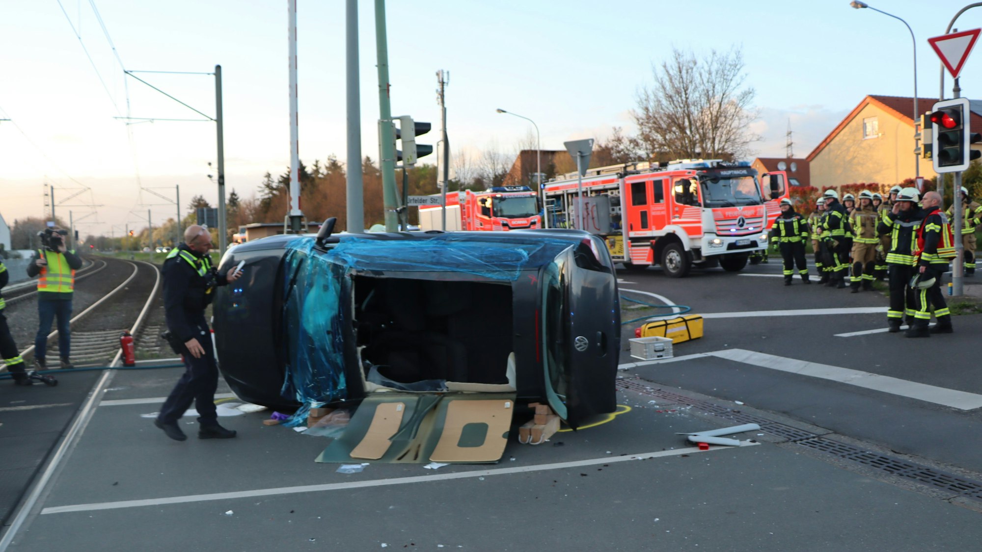 Das Bild zeigt einen umgekippten Pkw auf einem Bahnübergang.