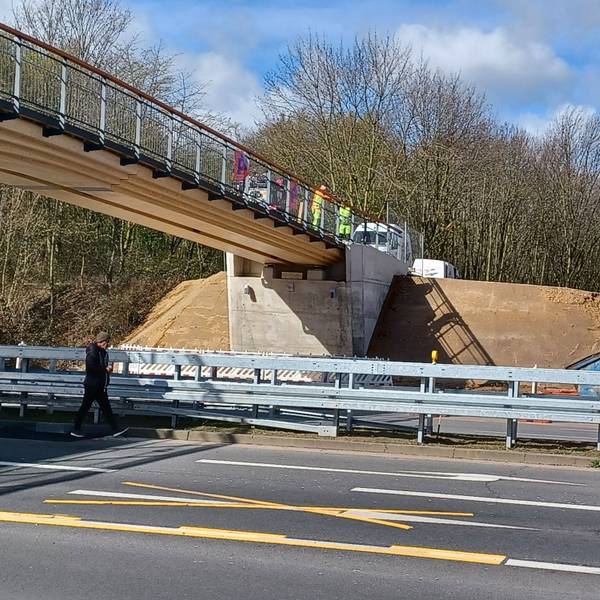 Die Holzbrücke über die Äußere Kanalstraße ist nahezu fertig. Anne Grose und Roland Schüler (r.) kritisieren jedoch die Rodungen seitlich der Brückenköpfe.