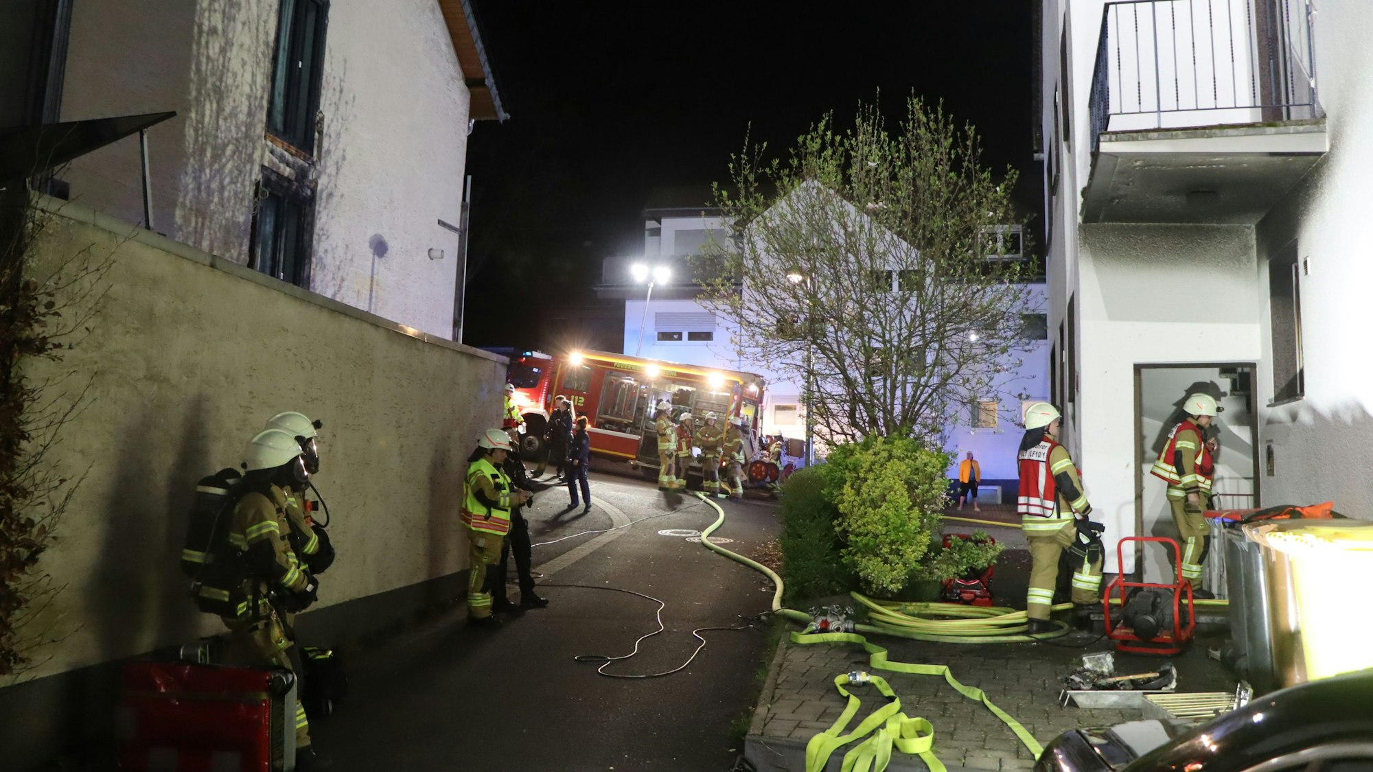 Das Bild zeigt mehrere Einsatzkräfe an der Einsatzstelle.