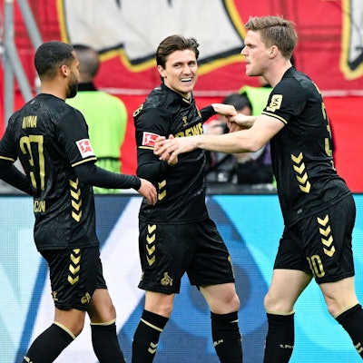 05.04.2026, Hessen, Frankfurt/Main: Fußball, Männer, Bundesliga, Eintracht Frankfurt - 1. FC Köln, 28. Spieltag, Deutsche Bank Park, Torschütze Alessio Castro-Montes (M, 1. FC Köln) jubelt mit Linton Maina (l, 1. FC Köln) und Marius Bülter (1. FC Köln) über sein Tor zum 2:2. Foto: Uwe Anspach/dpa - WICHTIGER HINWEIS: Gemäß den Vorgaben der DFL Deutsche Fußball Liga bzw. des DFB Deutscher Fußball-Bund ist es untersagt, in dem Stadion und/oder vom Spiel angefertigte Fotoaufnahmen in Form von Sequenzbildern und/oder videoähnlichen Fotostrecken zu verwerten bzw. verwerten zu lassen. +++ dpa-Bildfunk +++