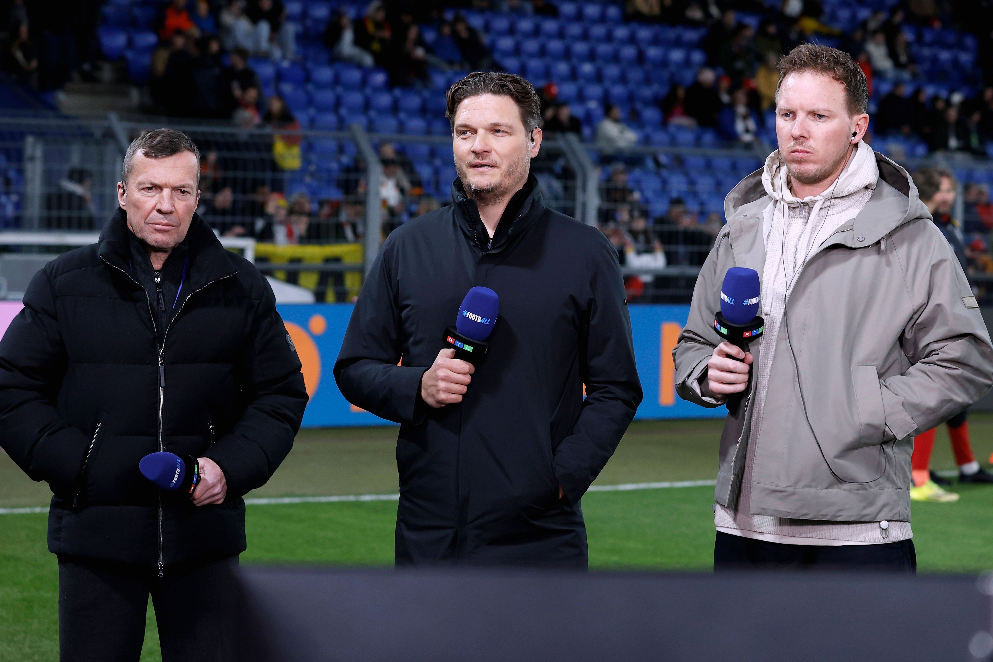 Lothar Matthäus, Edin Terzic und Julian Nagelsmann bei einem Interview auf dem Rasen.