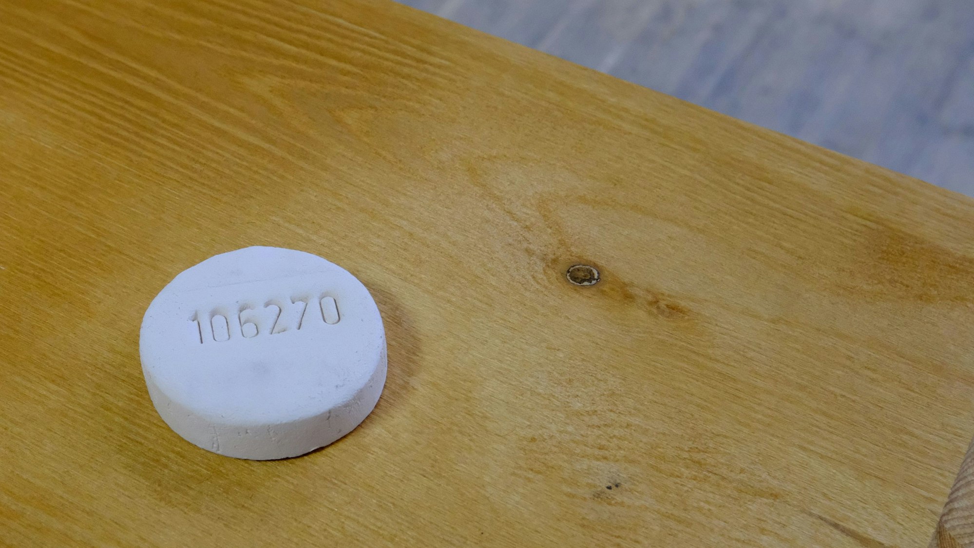 Jeder Sarg wird vor dem Verbrennen mit einem Stein mit eingeprägter Nummer gekennzeichnet, um ein Vertauschen der Asche zu verhindern.