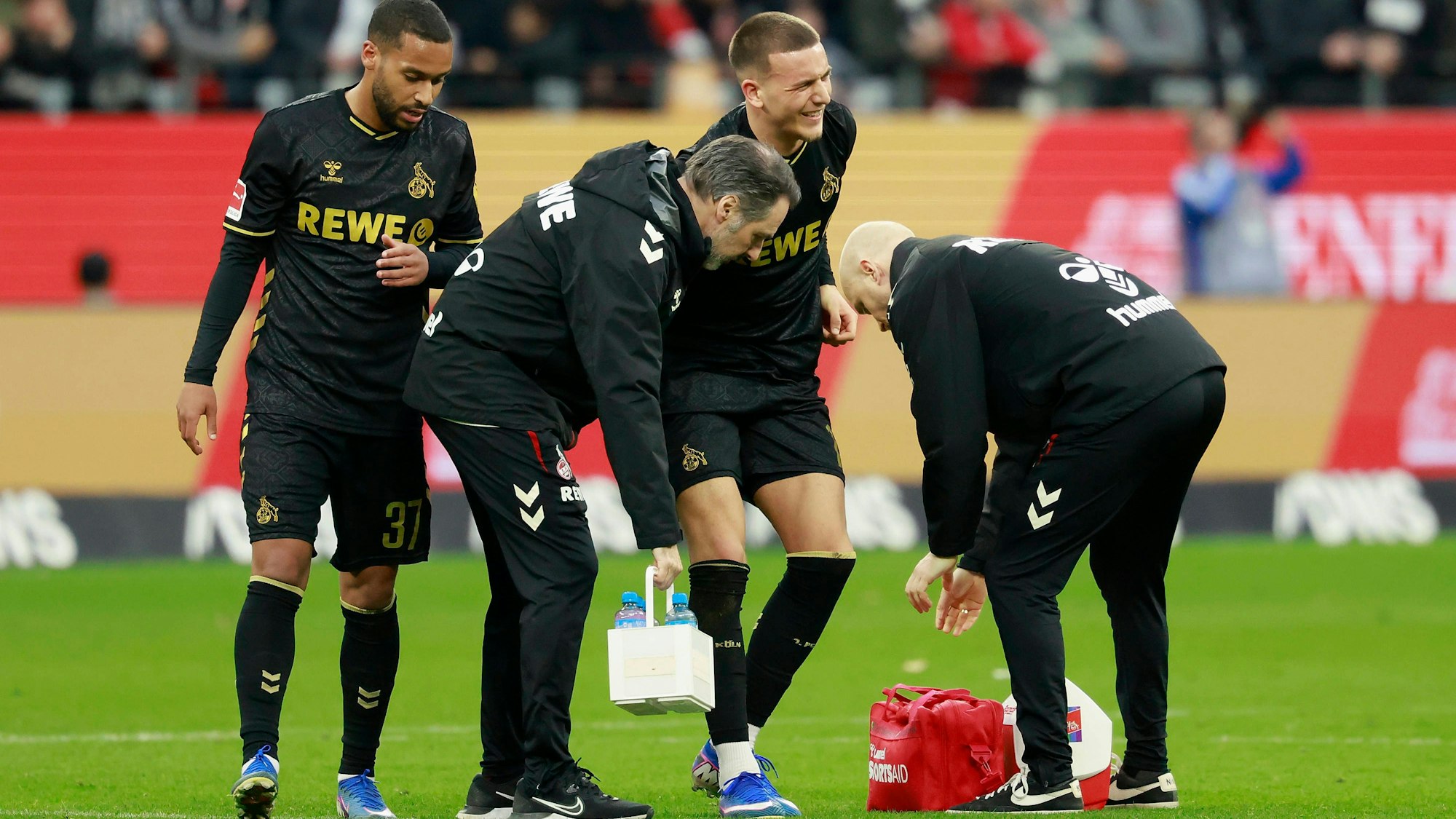 Said El Mala geht von Betreuern gestützt vom Platz.