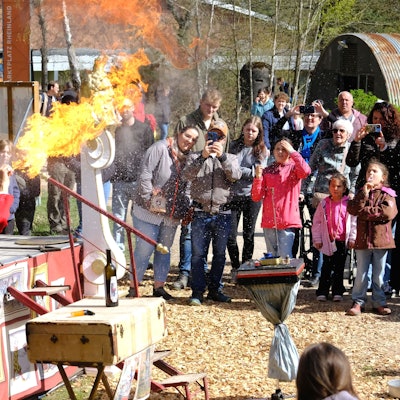 Gilbert, der Gaukler, beim Feuerspucken vor seinem Publikum im Freilichtmuseum.