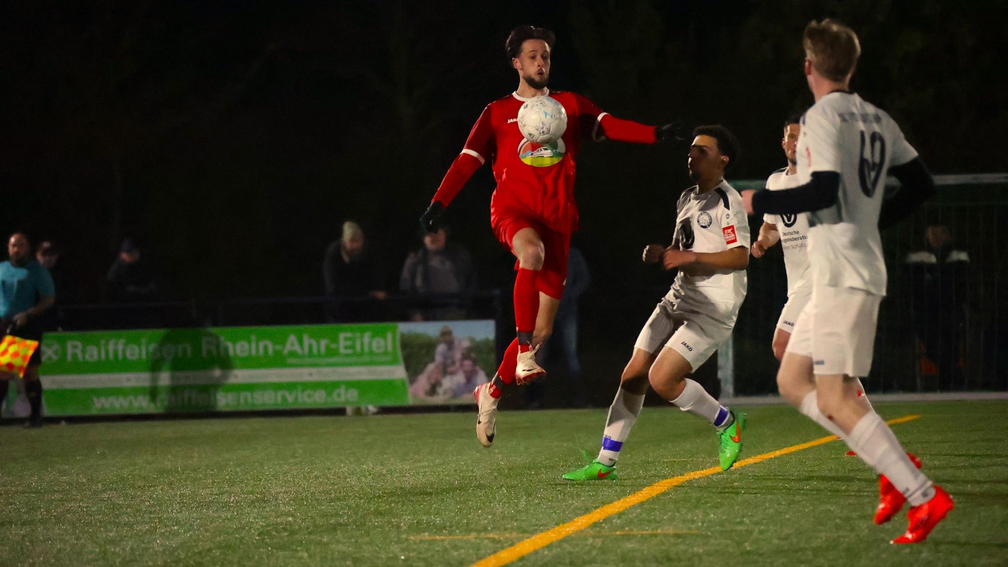 Ein Mechernicher Spieler nimmt den Ball mit der Brust an.
