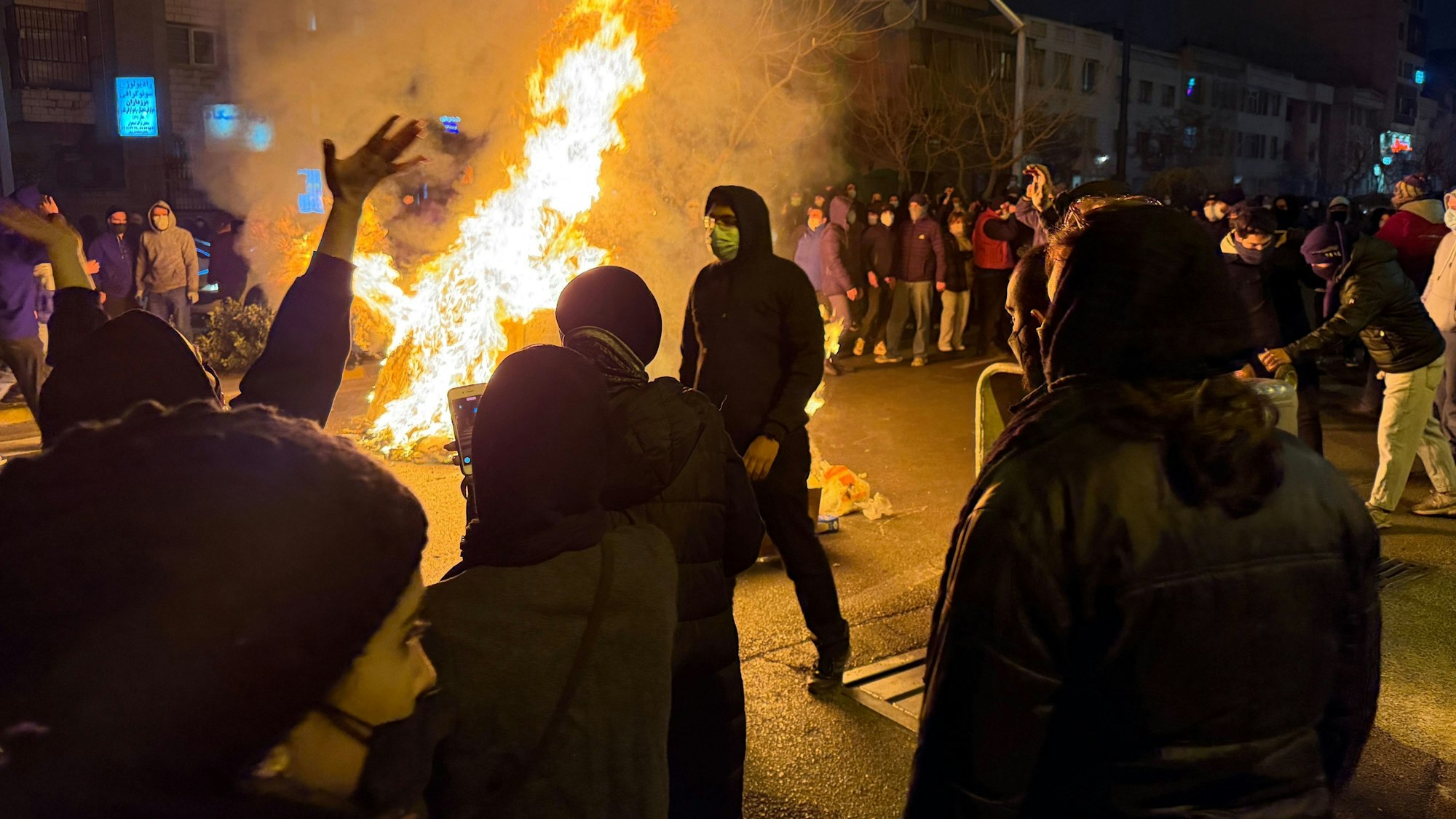 Dieses am 9. Januar aufgenommene Foto soll Iraner bei einem Protest gegen die Regierung in Teheran zeigen. (Archivbild)