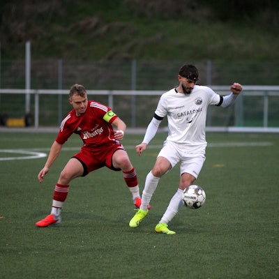 Kaloyan Petrov nimmt einen Ball an, von hinten setzt Felix Graff zum Tackling an.