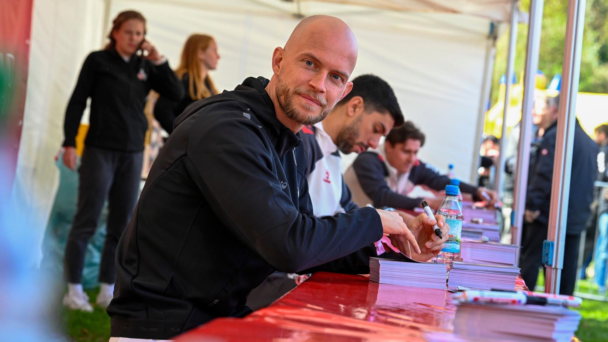 FC-Interims-Coach René Wagner gibt Autogramme.