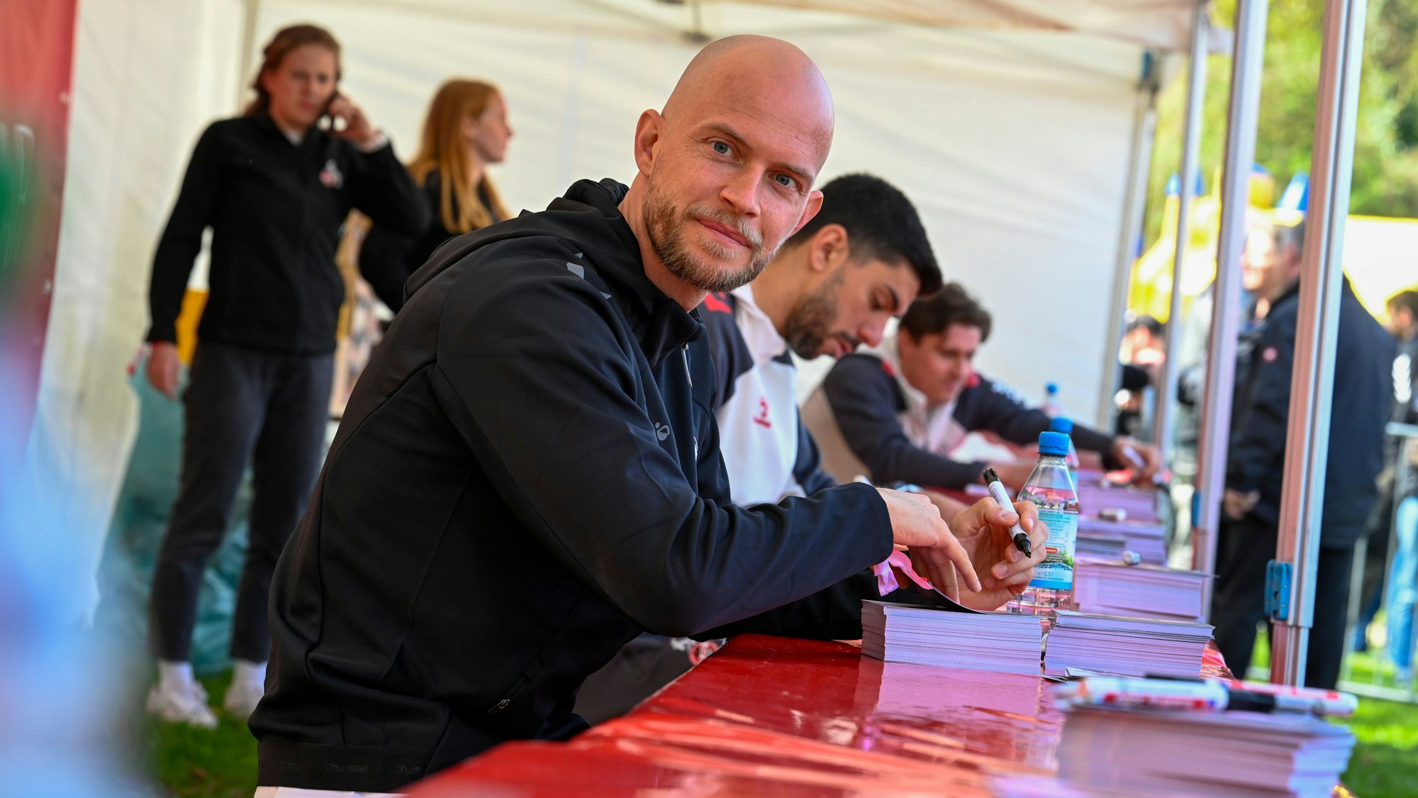 FC-Interims-Coach René Wagner gibt Autogramme.