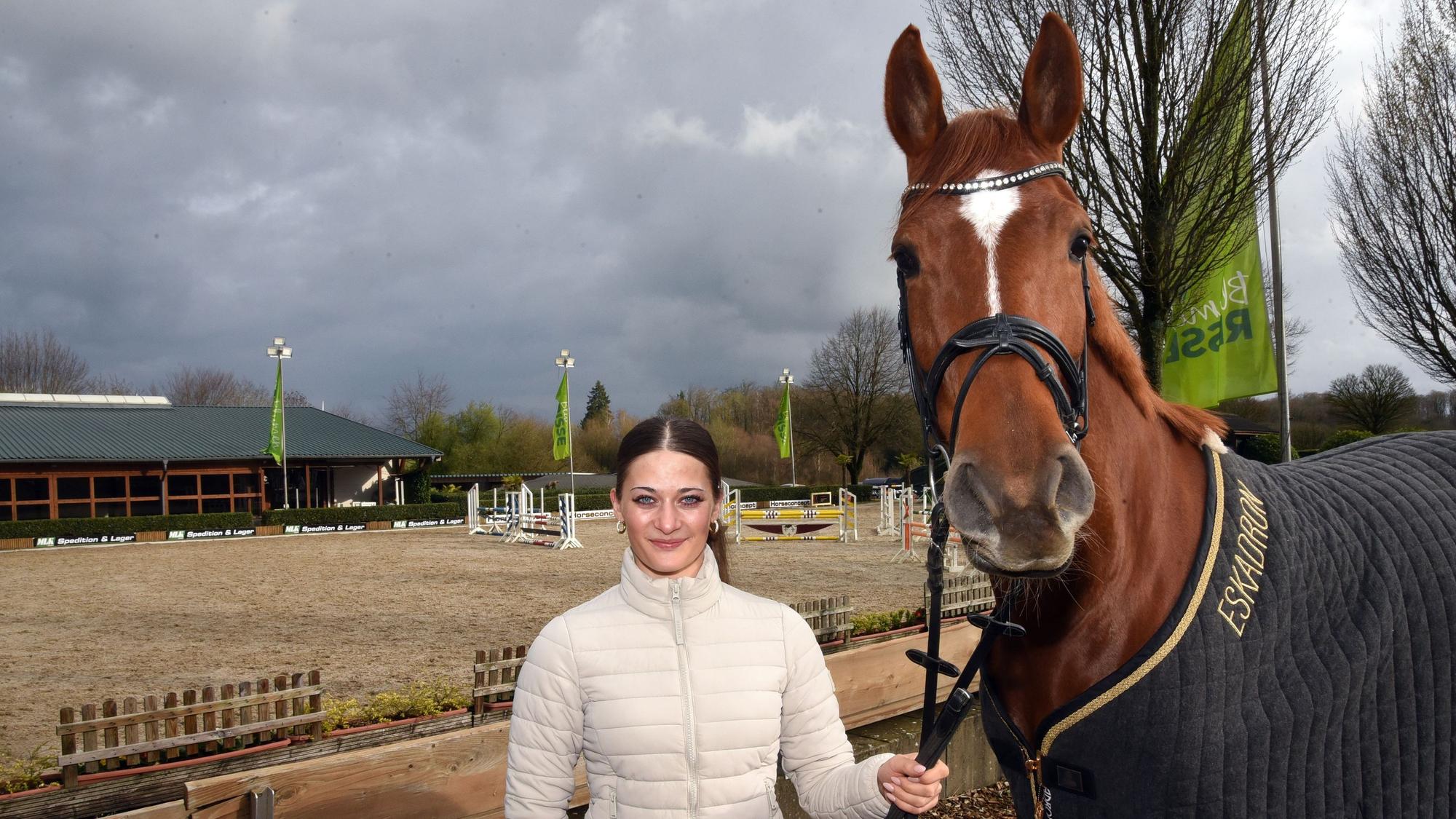 Jona Jolie Schwamborn mit Pferd Czesanne vor dem Springplatz.