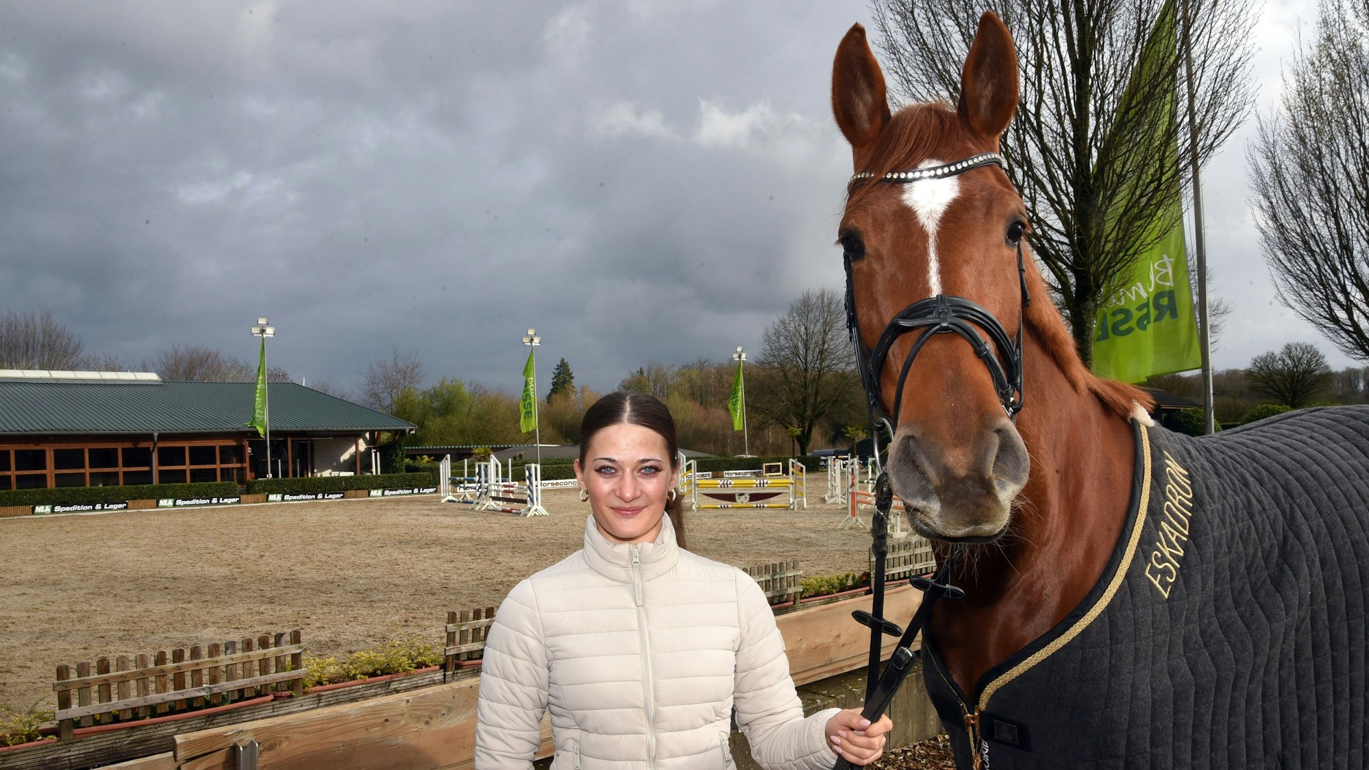 Jona Jolie Schwamborn mit Pferd Czesanne vor dem Springplatz.