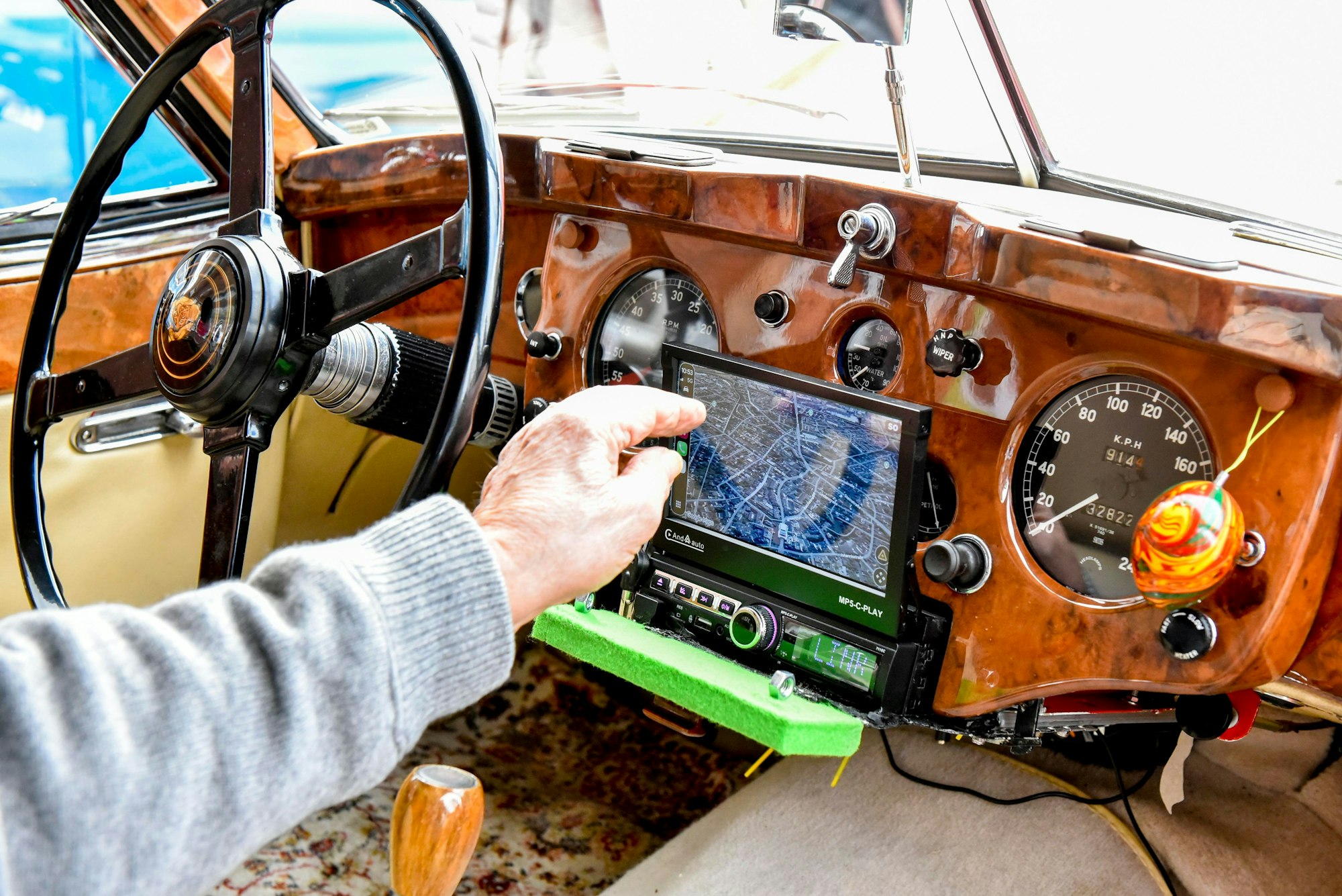 Ein Bordcomputer mit einem großen Display im Inneren eines Oldtimers