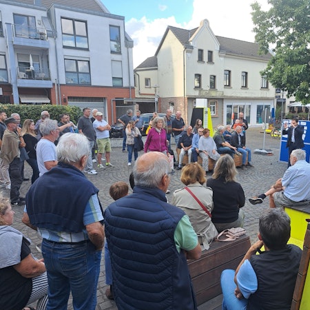 Bei einer Informationsveranstaltung vor Ort hatte die Niederkasseler Stadtverwaltung zusammen mit interessierten Bürgerinnen und Bürgern Ideen für die zukünftige Gestaltung des Rheidter Marktplatzes gesucht.