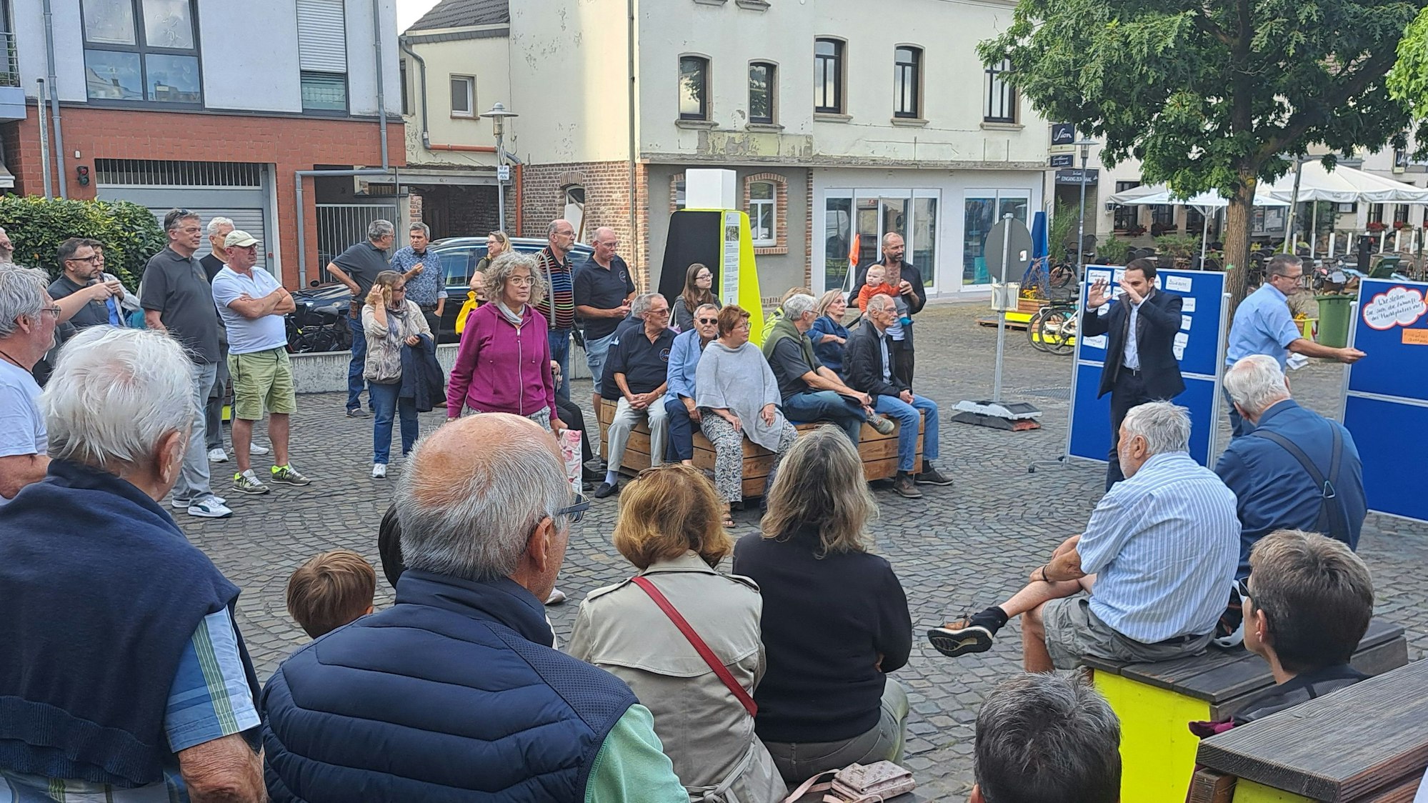 Bei einer Informationsveranstaltung vor Ort hatte die Niederkasseler Stadtverwaltung zusammen mit interessierten Bürgerinnen und Bürgern Ideen für die zukünftige Gestaltung des Rheidter Marktplatzes gesucht.
