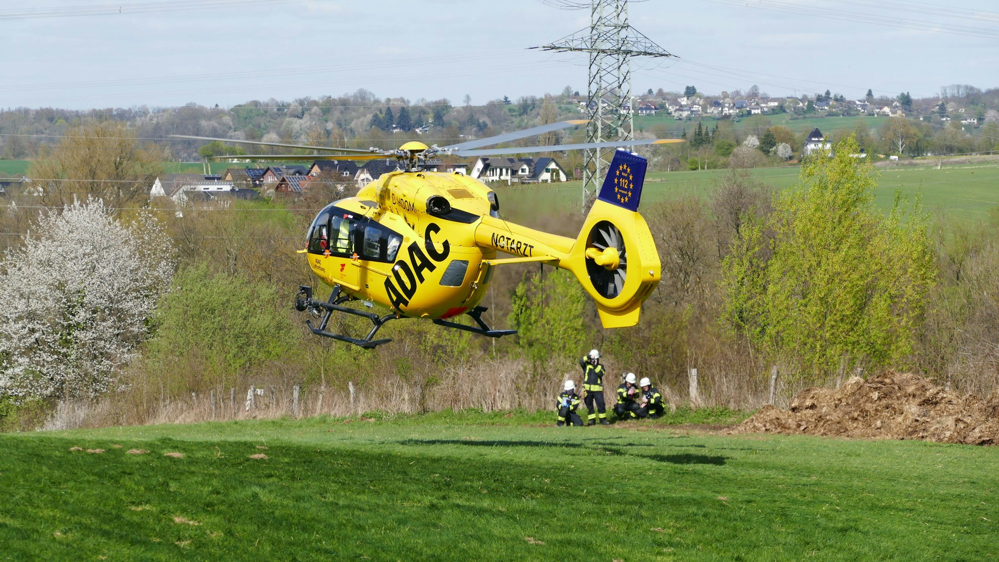 Der verletzte Fahrer des Smart wurde mit einem Rettungshubschrauber ins Krankenhaus transportiert.