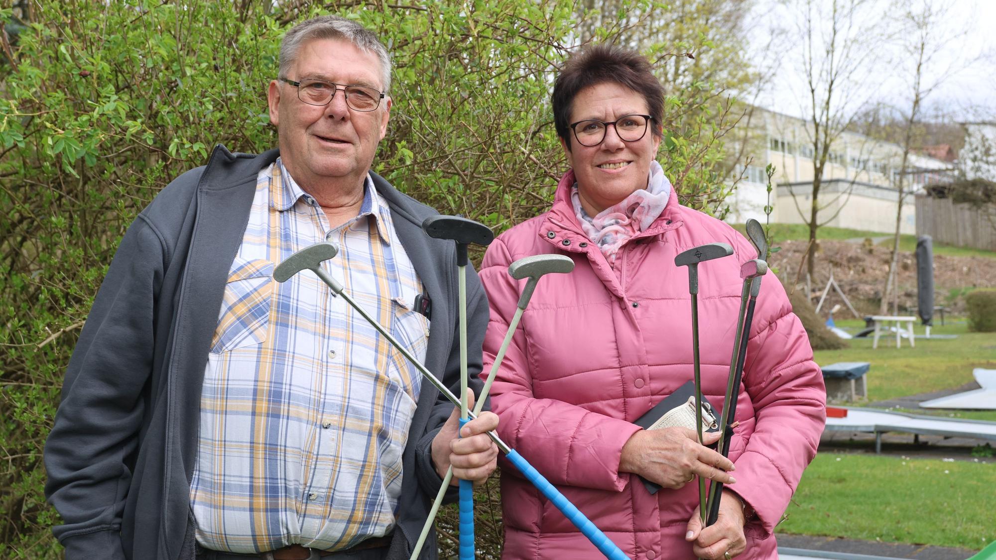 Minigolf Eckenhagen, Reichshof, Carola und Thomas Friedrichs mit Minigolfschlägern auch für die Kleinsten