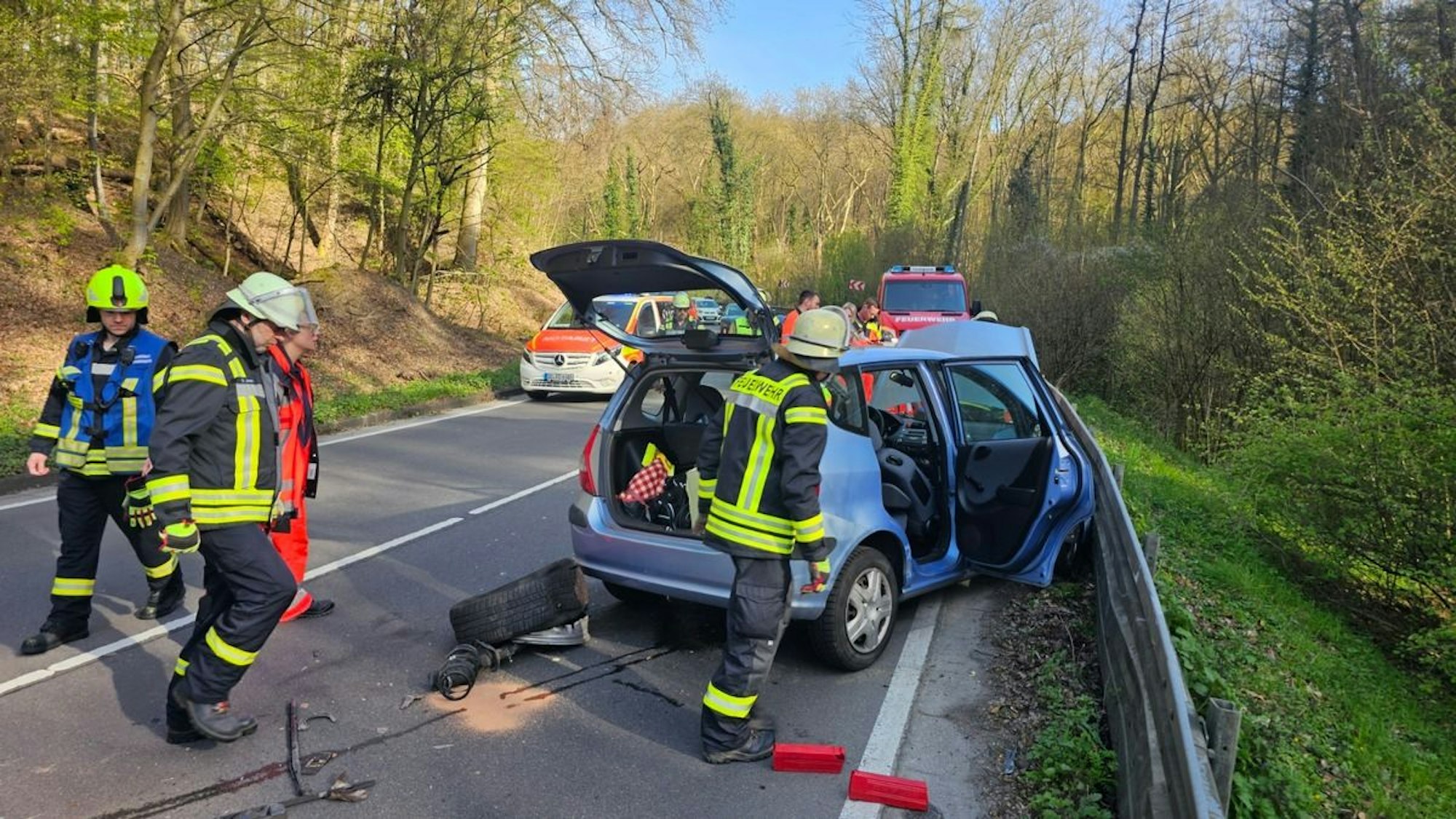 Zwei stark beschädigte Autos stehen nach einem Unfall auf der Straße.