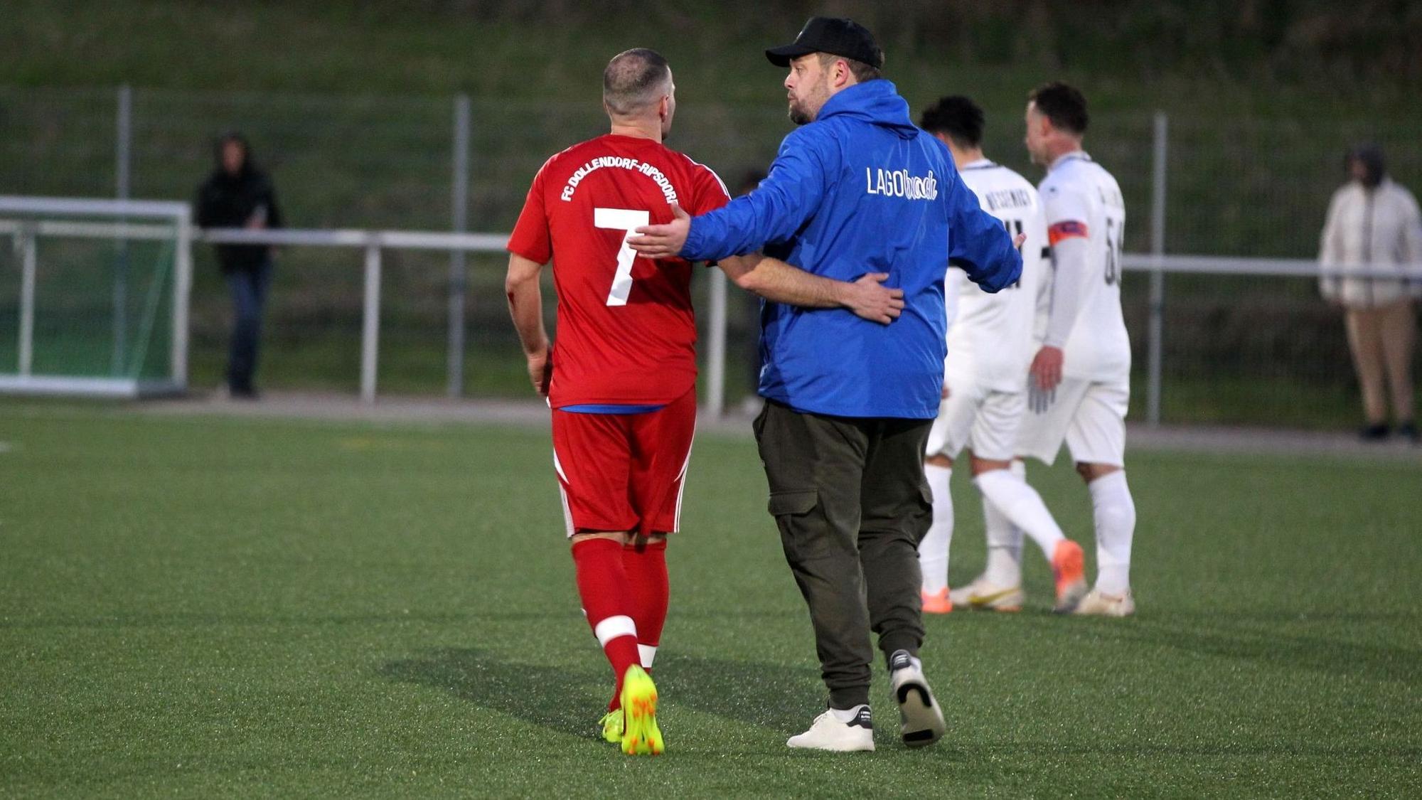 Arm in Arm gehen DoRis Spielertrainer Alexander Huth und Bessenichs Traner Stefan Storb vom Platz.