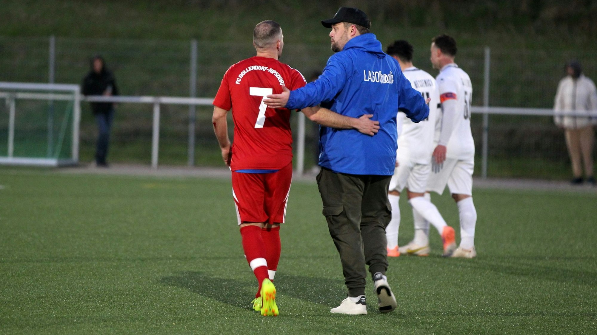 Arm in Arm gehen DoRis Spielertrainer Alexander Huth und Bessenichs Traner Stefan Storb vom Platz.