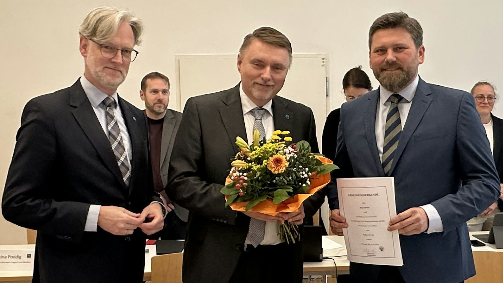 Das Foto zeigt Jörg Schiefer bei seiner Vereidigung mit Bürgermeister Michael Eyer und dem Ersten Beigeordneten Thorsten Steinwartz.